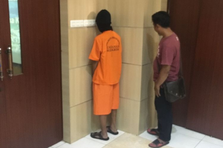Polisi menangkap pelaku pelempar petasan yang menewaskan korban di Stadion Patriot Candrabhaga Kota Bekasi, Pelaku saat ini ditahan di Polres Metro Bekasi Kota, Senin (4/9/2017).