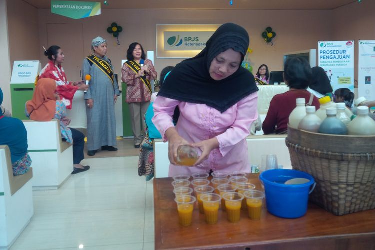 Welcome drink jamu gendong bagi setiap tamu yang datang ke Kantor BPJS Ketenagakerjaan Cabang Ungaran yang terletak di Jl Sukarno Hatta No 10 Ungaran, Kabupaten Semarang, Senin (4/9/2017) ini.