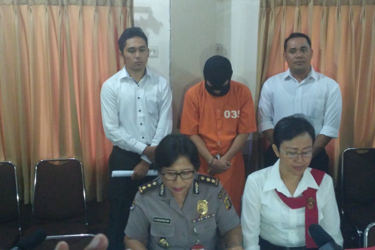 Kasubdit 4 Reskrimum Polda Bali,  AKBP Sang Ayu Putu Alit Saparini (depan kanan) memberikan keterangan pers tentang penangkapan pelaku pencabulan anak, Senin (4/8/2017).