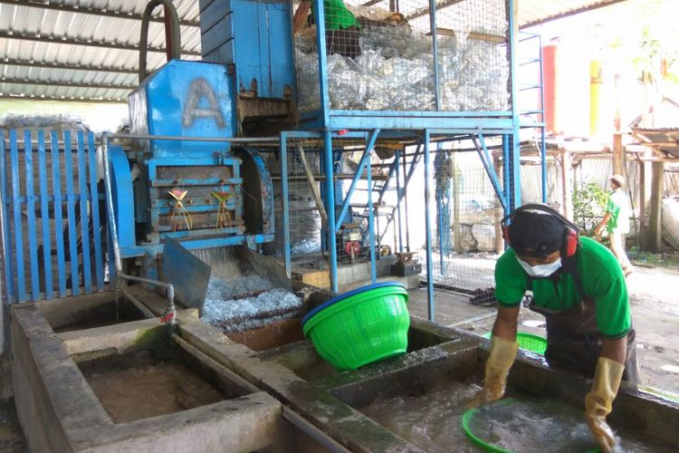 Pengolahan botol plastik bekas yakni Bali PET Recycling di Jalan Tirta Lepang, Kesiman Kertalangu, Denpasar Tmur, Kota Denpasar, Bali