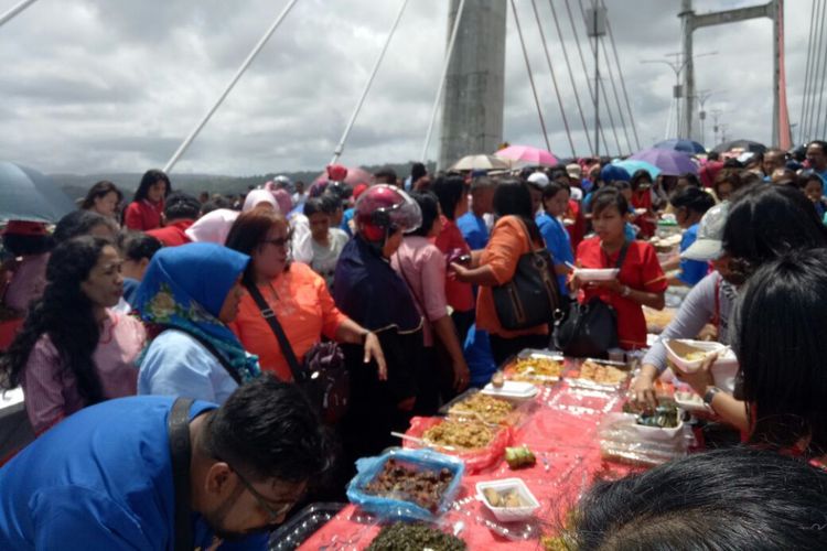 Ribuan warga di Ambon ikut acara makan patita atau makan bersama diatas Jembatan Merah Putih dalam rangka merayakan Hari Ulag Tahun Kota Ambon ke-442, Kamis (7/9/2017) 