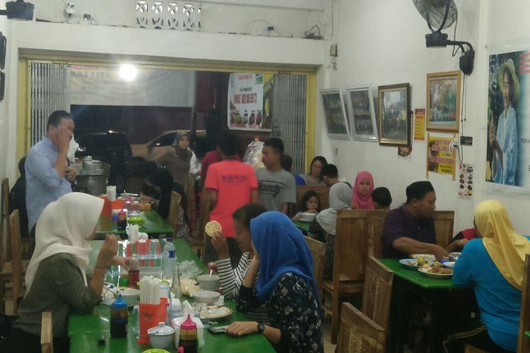 Sup Lidah Lamuru bisa kedatangan 500 pengunjung setiap harinya pada satu cabang. Terdapat empat cabang Sup Lidah Lamuru yang tersebar di kota Makassar. Foto diambil pada Kamis (7/9/2017).