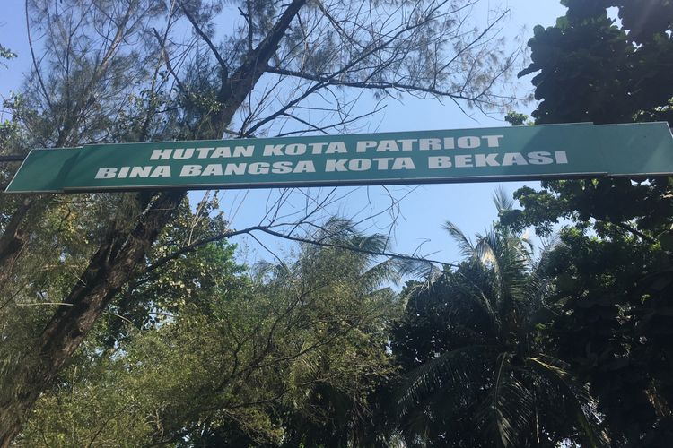 Gerbang Taman Hutan Kota Bekasi, Jalan Jendral Sudirman Kota Bekasi, Jumat (8/9/2017). 