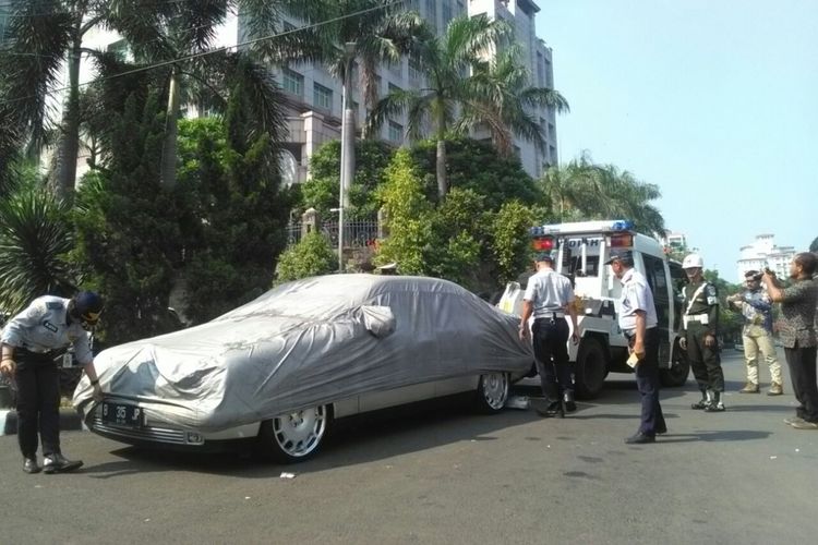 Sebuah mobil Mercedes-Benz di Jalan Nipah diderek Suku Dinas Perhubungan Jakarta Selatan, Jumat (8/9/2017)
