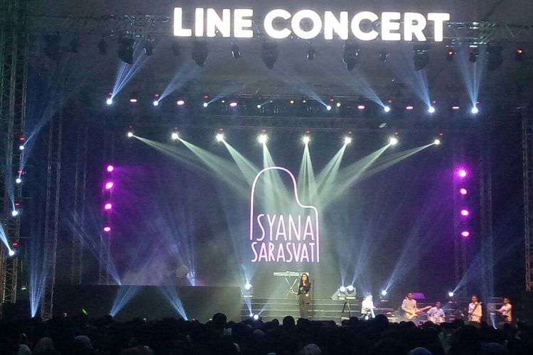 Isyana Sarasvati beraksi di panggung LINE Concert, Jumat (8/9/2017), di Grand City Hall, Surabaya.