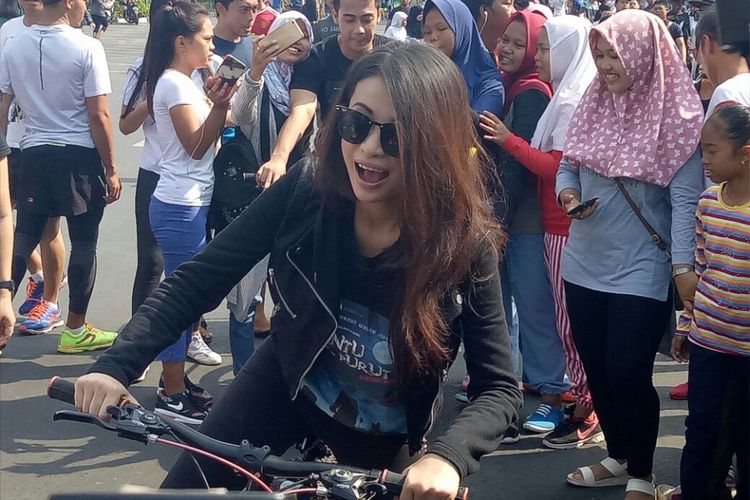 Angie Virgin bersepeda pada acara car free day bersama pemain film Hantu Jeruk Purut Reborn di kawasan Sarinah, Jakarta Pusat, Minggu (10/9/2017).