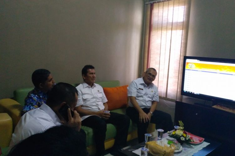 Menpan RB Asman Abnur (tengah) saat meninjau lokasi tes CPNS Kemenkumham di Kantor Regional X Badan Kepegawaian Negara (BKN) Jalan By Pass Ngurah Rai, Denpasar, Bali, Senin (11/9/2017). 