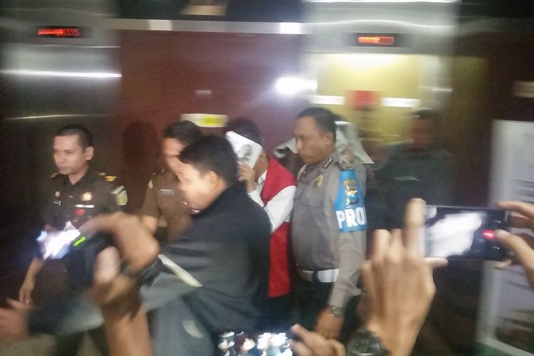 2 tersangka dugaan korupsi dana bergulir dibawa ke Rutan Medaeng dari gedung Kejati Jatim