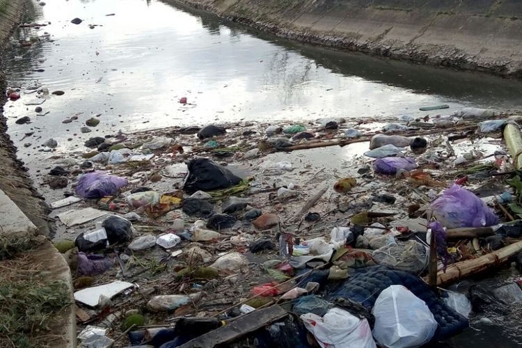 Tumpukan sampah tampak memenuhi aliran Selokan Mataram di daerah  Kadirojo Purwomartani, Kalasan, Sleman