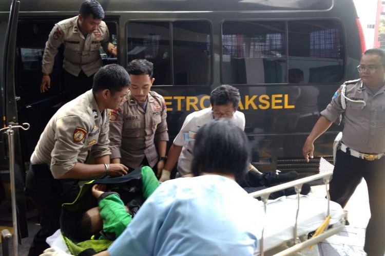 Pengemudi Go-Jek yang pingsan di depan Gereja HKBP Sudirman, Jakarta Selatan dilarikan ke RS Siloam, Jumat (15/9/2017).