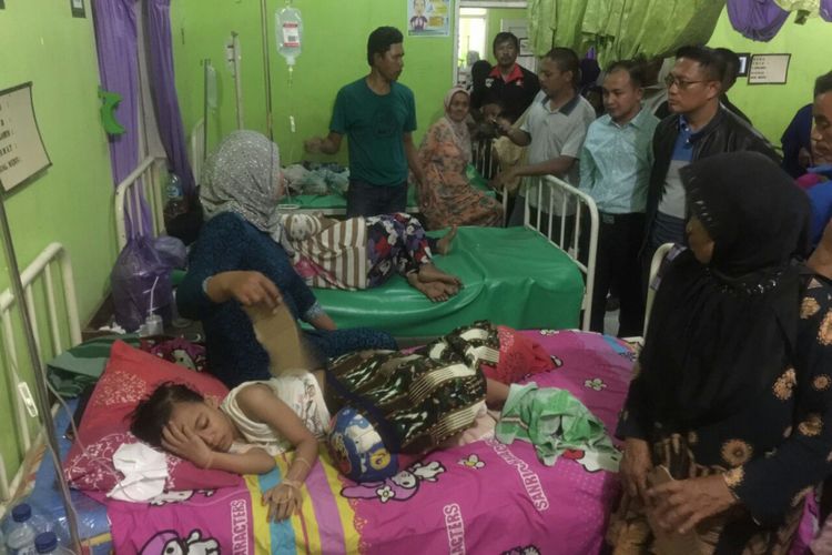 Puluhan warga memadati ruang perawatan Puskesmas Kampili, Kecamatan Pallangga, Kabupaten Gowa, Sulawesi Selatan akibat keracunan massal usai menyantap hidangan hajatan pernikahan. Sabtu, (16/9/2017).