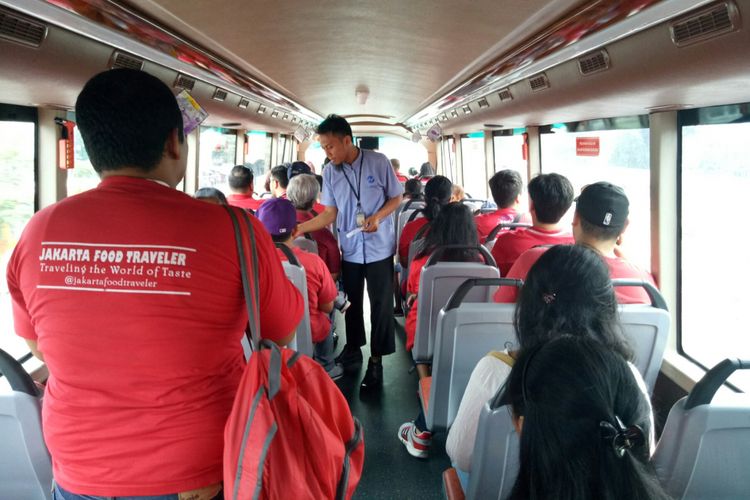 Selama 50-60 menit perjalanan bus tingkat Balai Kota-Kalijodo yang baru beroperasi awal 2017 ini, wisatawan sesekali diterangkan mengenai bus wisata tersebut dan perubahan Kalijodo, dari tour guide, Sabtu (16/9/2017). Meeka sedang mengikuti tur Wisata Warisan Ahok, dari Jakarta Food Traveler.