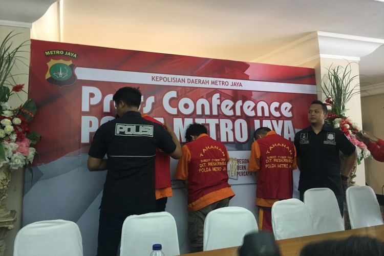 Polisi tangkap tiga pelaku kasus pornografi anak melalui media sosial, Polda Metro Jaya, Jakarta, Minggu (17/9/2017). 