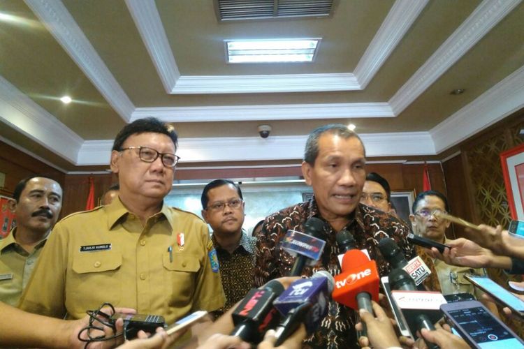Menteri Dalam Negeri Tjahjo Kumolo (kiri) dan Deputi Bidang Pencegahan KPK Pahala Nainggolan (kanan) di Kantor Kementerian Dalam Negeri, Jakarta, Senin (18/9/2017).