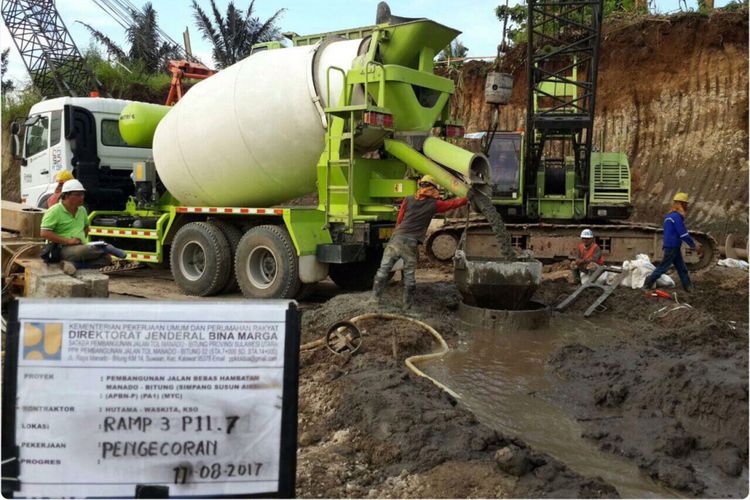 Kementerian Pekerjaan Umum dan Perumahan Rakyat (PUPR) menargetkan pekerjaan Jalan Tol Manado-Bitung rampung 2019.