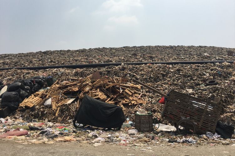Tempat Pengolahan Sampah Terpadu (TPST) Bantar Gebang, Kota Bekasi, Rabu (20/9/2017). 