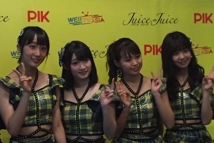 Yuka Miyazaki (paling kanan), bersama rekan-rekannya di girlband Juice=Juice pada konferensi pers di PIK Avenue, Jakarta Utara, Minggu (24/9/2017). Mereka tampil untuk konser mini ke sejumlah negara termasuk Indonesia, yang bertajuk Live Around Tour.