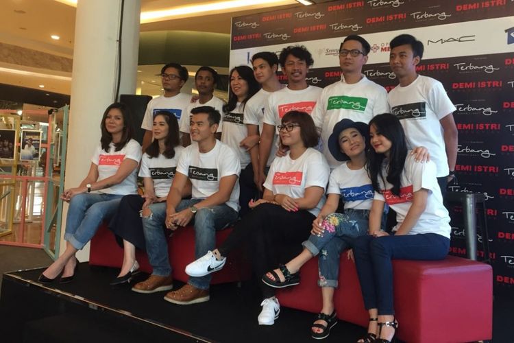 Para pemain film Terbang, Menuju Langit berpose dalam jumpa pers di Kuningan City, Jakarta Selatan, Senin (25/9/2017).