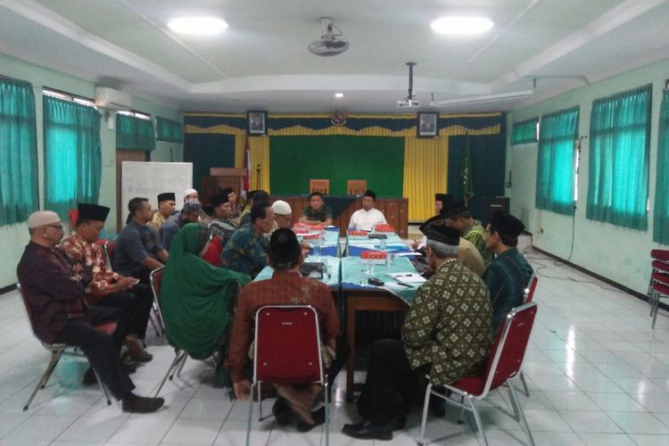 Suasana rapat koordinasi antara MUI Kota Madiun, Kemenag Kota Madiun, Kodim Madiun, dan sejumlah ormas Islam terkait rencana pemutaran film G30S/PKI di seluruh masjid, pondok pesantren dan sekolah, Senin (25/9/2017). 