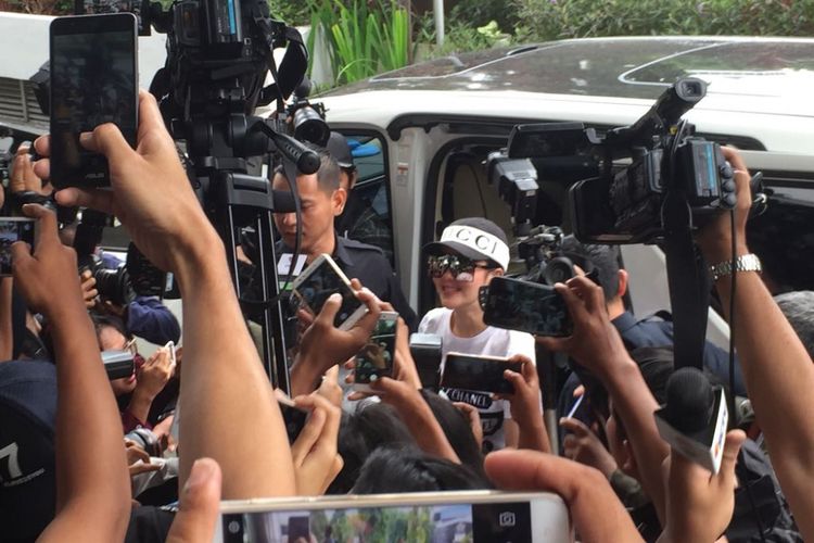 Penyanyi Syahrini diperiksa oleh Bareskrim Mabes Polri sebagai saksi atas kasus dugaan penipuan oleh First Travel di Bareskrim Mabes Polri, Jalan Merdeka Timur, Jakarta Pusat, Rabu (27/9/2017).