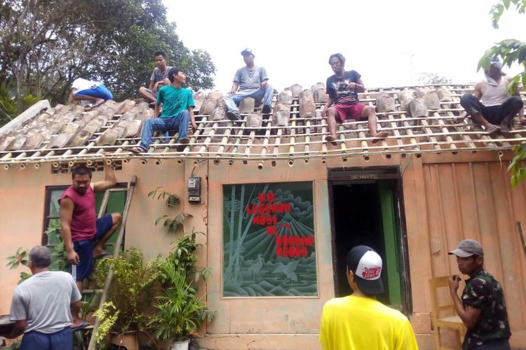 Warga bergotong royong memperbaiki rumah di Dusun Sangubanyu, Desa Banyuwangi, Kecamatan Bandongan, Kabupaten Magelang, yang rusak akibat tersambar petir, Rabu (27/9/2017).