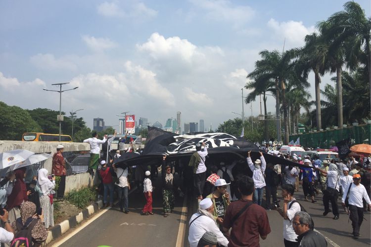 Massa peserta Aksi 299 di Jalan Gatot Subroto, depan komplek gedung MPR/DPR pada Jumat (29/9/2017) siang. 