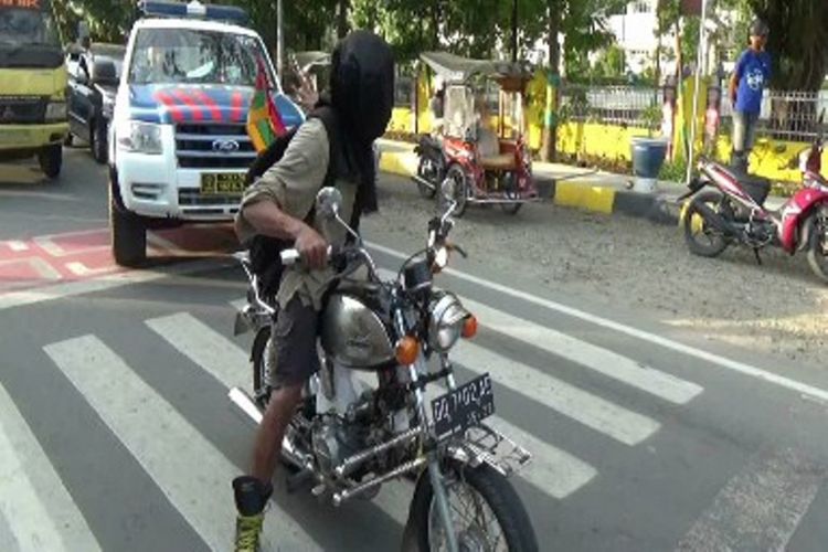 Ali Jenk Nekad berkendara motor dengan mata tertutup sebagai bentuk kepriahtinan terhadap konflik kemanusiaan yang menimpa etnis Rohingnya.