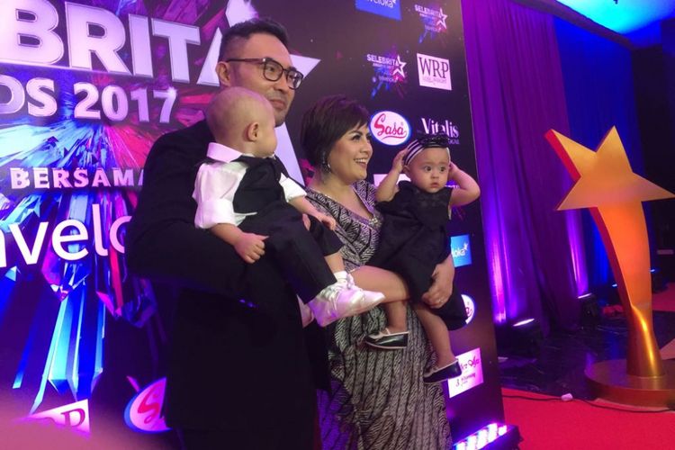 Surya Saputra dan keluarga menghadiri acara bertajk Selebritas Awards di Menara 165, Cilandak, Jakarta Selatan, Jumat (29/9/2017).