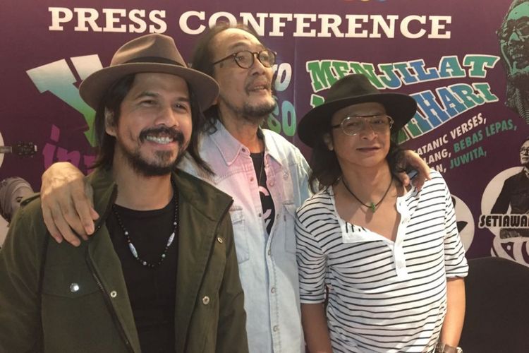 (Dari kiri) Artis musik Ariyo Wahab, Yockie Suryoprayogo, dan Andi /rif memberi keterangan pers tentang konser Yockie Suryo Prayogo in Rock Menjilat Matahari di Menara Bank Mega, Jalan Kapten Tendean, Jakarta Selatan, Selasa (3/10/2017).