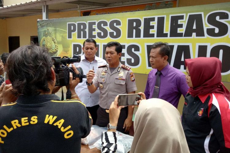 AKBP Noviana Turrsanorahmad, Kepala Kepolisian Resor (Kapolres) Wajo, Sulawesi Selatan tengah menggelar rilis pengungkapan kasus pembuangan bayi. Selasa, (3/10/2017).