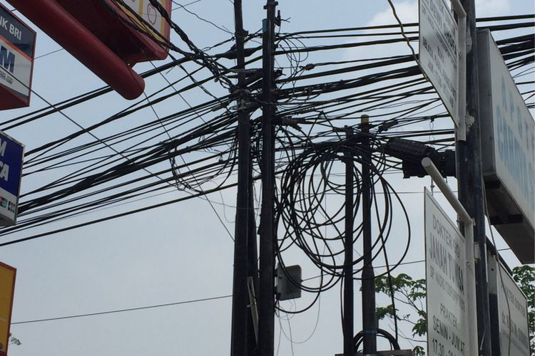 Kondisi tiang listrik di sejumlah jalan yang ada di Kota Tangerang, Rabu (4/10/2017) siang. Beberapa tiang listrik nampak miring, berkarat, serta kabel listrik terpasang dengan kusut bahkan terputus dan menggantung hingga dapat mengenai orang yang melintas. 