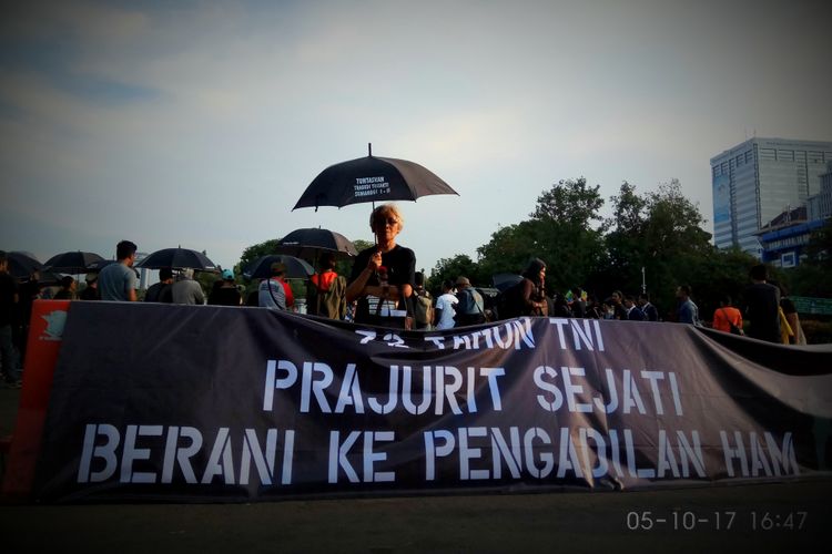 Sumarsih, ibu dari almarhum Wawan atau Norwan Wirawan, mahasiswa yang meninggal dunia dihantam peluru senjata api dalam aksi unjuk rasa yang terkenal dengan Tragedi Semanggi I tanggal 11-13 November 1998 ikut dalam aksi kamisan yang ke-508 pada Kamis (5/10/2017). Aksi digelar di depan Istana Negara, Jalan Medan Merdeka Utara, Jakarta Pusat.
