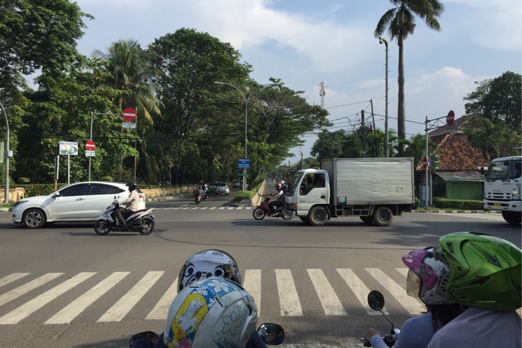 Salah satu persimpangan di Jalan Taman Makam Pahlawan Taruna, Kota Tangerang, yang telah menggunakan sistem kendali lalu lintas kendaraan atau area traffic control system (ATCS), Kamis (5/10/2017). Melalui sistem ini, petugas bisa memantau kondisi di lokasi dengan pantauan kamera CCTV dan dapat memberi imbauan dengan pengeras suara. 