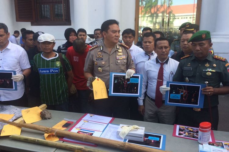 Barang bukti dan 2 tersangka diamankan di Mapolrestabes Surabaya