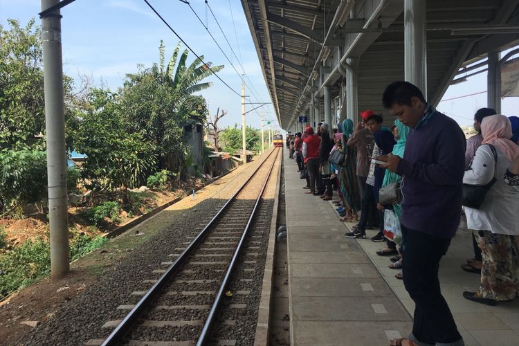Pengoperasian hari pertama, para penumpang antusias ingin menjajal KRL yang sudah diperpanjang hingga Cikarang, di Stasiun Tambun, Minggu (8/10/2017).