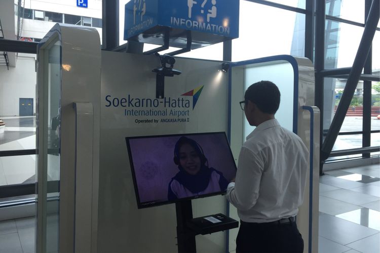 Booth Contact Center interaktif yang tersedia di Terminal 3 Bandara Soekarno-Hatta, Tangerang, Senin (9/10/2017). Fasilitas ini disediakan bagi pengguna jasa bandara untuk menanyakan informasi seputar bandara, maskapai, dan tenant di area bandara 
