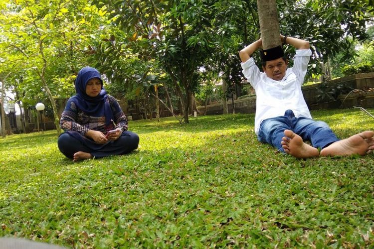 Bupati Purwakarta Dedi Mulyadi sedang memimpin rapat internal OPD dan terlihat santai di bawah pohon rindang Taman Pancawarna, Alun-alun Purwakarta, Kamis (12/10/2017).