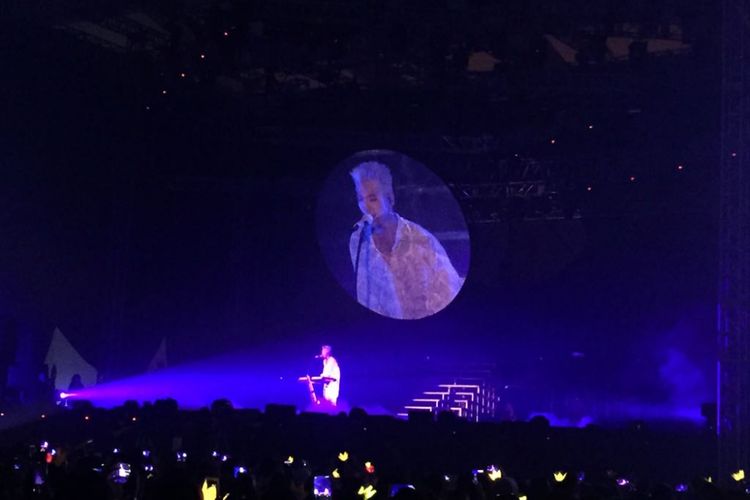 Taeyang BIGBANG menggebrak panggung Hall B3 JIExpo Kemayoran, Jakarta Pusat, Jumat (13/10/2017) malam dengan lagu Ringa Linga dari album perdananya yang bertajuk Rise (2014).