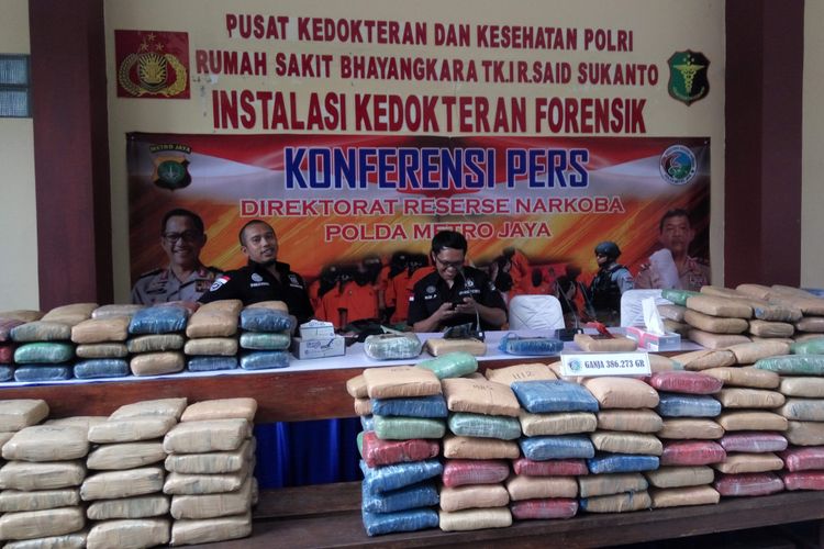 Barang bukti ratusan kilogram ganja saat diperlihatkan di di RS Polri Kramatjati, Jakarta Timur, Senin (16/10/2017).