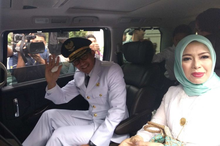 Wakil gubernur terpilih DKI Jakarta Sandiaga Uno berangkat menghadiri pelantikan dirinya di Istana Presiden bersama istrinya Nur Asia dari rumah mereka di Jalan Pulombangkeng Nomor 5, Jakarta Selatan, Senin (16/10/2017).