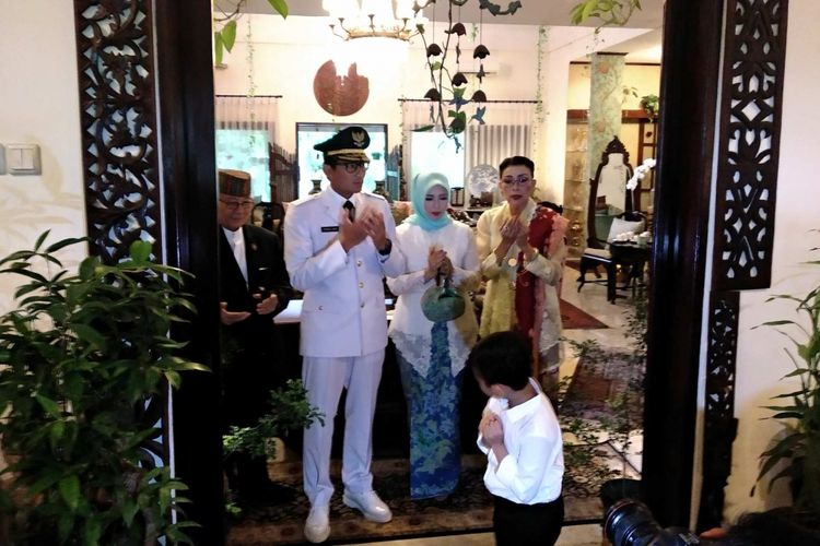 Wakil gubernur terpilih DKI Jakarta berdoa bersama keluarganya di rumah orangtuanya di Jalan Galuh II, Jakarta Selatan, Senin (16/10/2017) 