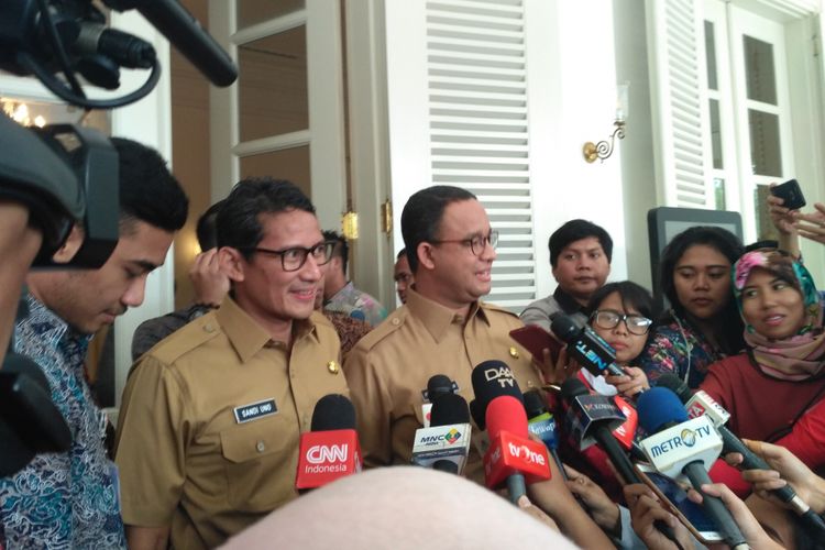 Gubernur DKI Jakarta Anies Baswedan dan Wakil Gubernur  Sandiaga Uno memulai hari pertamanya berkantor di Balai Kota DKI Jakarta, Jalan Medan Merdeka Selatan, Selasa (17/10/2017). 