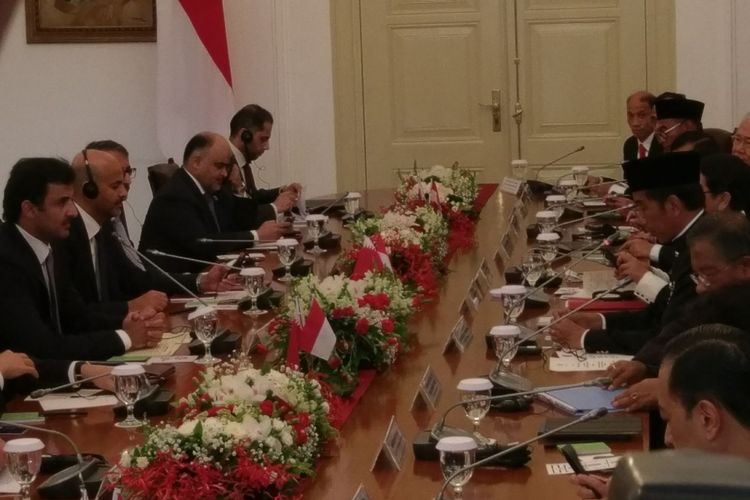 Suasana pertemuan bilateral antara Presiden Joko Widodo beserta delegasi dengan Emir Qatar Syekh Tamim beserta delegasi di Ruang Garuda, Istana Presiden Bogor, Jawa Barat, Rabu (18/10/2017).