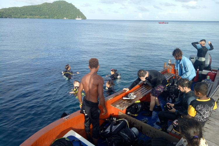 Para diver wisatawan mancanegara diving di spot Kampung Wisata Yenbuba, di Pulau Manswar, Raja Ampat. Laut yang jernih, biota yang kaya, serta masih cukup terawat membuatnya jadi salah satu spot diving favorit di Raja Ampat.
