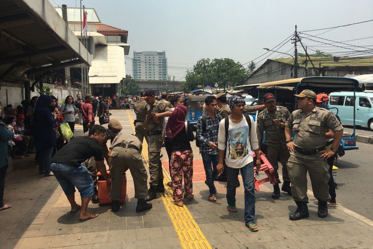 PKL berjualan di sekitaran Stasiun Tanah Abang, Jakarta Pusat, Rabu (18/10/2017).