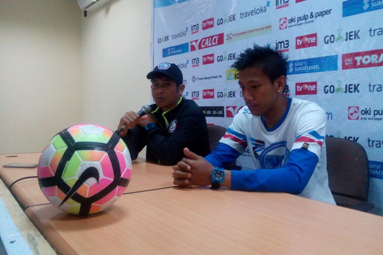 Pelatih Arema FC Joko Susilo memberikan keterangan pers kepada awak media.