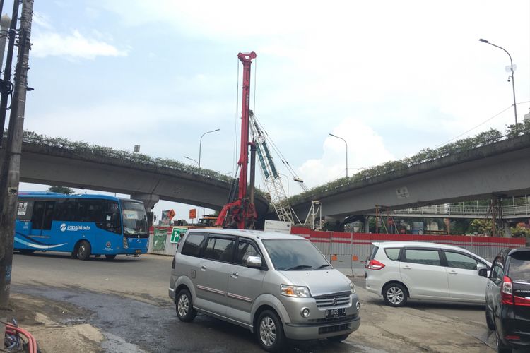 Kondisi di Simpang Matraman saat pembangunan underpass Matraman, Jakarta Timur, Kamis (19/10/2017).