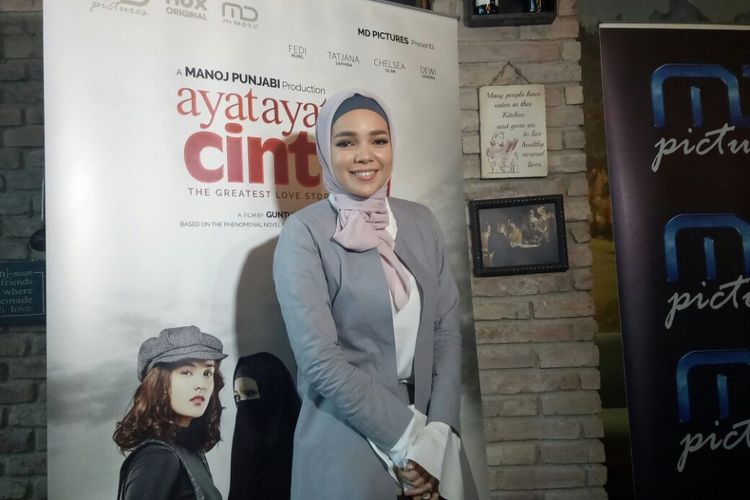 Dewi Sandrasaat ditemui setelah jumpa pers peluncuran official poster dan trailer Ayat Ayat Cinta 2 di MD Place, Setiabudi, Jakarta Selatan, Selasa (24/10/2017).