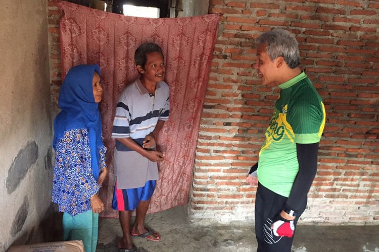 Gubernur Jawa Tengah Ganjar Pranowo mendatangi rumah warga miskin yang masuk dalam program RTLH di RT 04 RW 03 Kelurahan Kejambon, Kecamatan Tegal Timur, Tegal, Minggu (22/10/2017).
