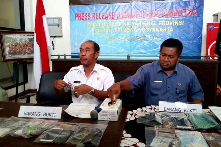 Kepala BNNP DIY, Brigjen Pol Triwarno Atmojo (baju putih), dan Kabid Brantas BNNP DIY, AKBP Mujiyana, saat jumpa pers terkait penangkapan dan penembakan bandar sabu.
